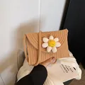 Borsa a tracolla beige tessuta a mano con un girasole bianco e un dettaglio smile - Cachi