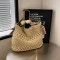 Beige strooien draagtas met kleurrijke geometrische riem en een delicaat hol bloemenpatroon - Gekleurd Gebroken Wit