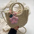 Beige halfronde strooien handtas met roze bloemenhanger en een geweven schouderriem - Beige Stijl 2
