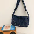 Sac bandoulière en denim bleu foncé avec rivets métalliques et coutures vintage - Bleu foncé