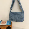Sac à épaule en jean bleu avec poches vintage et rivets métalliques au design moderne - Bleu clair