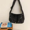 Sac à bandoulière vintage en denim noir délavé avec rivets et sangle large - Noir
