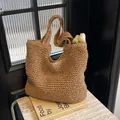 Große khaki Strohschultertasche mit Webstruktur und weißen Tulpen für den Strandurlaub - Khaki