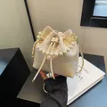 Elegante bolso bombonera crema con bordado floral dorado y asa de perlas blancas - Blanco Roto