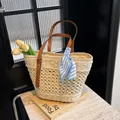 Sac en paille évidé beige avec poignées en cuir marron et foulard en soie rayé décoratif - Beige avec écharpe