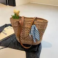 Grand sac cabas en paille avec bandoulières en cuir marron et foulard en soie rayé - Kaki Avec Foulard