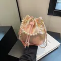 Exquisito bolso cubo chino bordado con asa de perlas y patrones florales dorados - Flor Grande Rosa