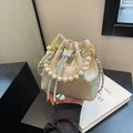 Bolso saco de brocado azul claro con bordado dorado y asa de perlas para qipao - Azul Cielo