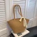 Dunkelbeige Stroh-Tragetasche mit weißem Spitzenbesatz für den Sommer-Strandurlaub - Khaki