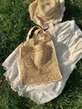 Modische Sommer Stroh-Tragetasche mit Herzmuster und dazu passendem Sonnenhut mit Spitze - Beige