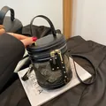 Schwarze Leder-Eimertasche mit goldener Schmetterlingsstickerei und Reißverschluss - Schwarz (Schmetterlingsmuster Stickerei)