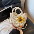 Borsa in paglia intrecciata con dettaglio girasole e ciondoli per le vacanze - Zucca Bianco Sporco