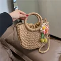 Borsa in paglia intrecciata a mano con fiori rosa all'uncinetto e ciondoli ciliegia - Fiore Bianco Rosa Cachi