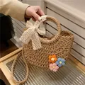 Borsa a mezzaluna in paglia intrecciata a mano con fiori colorati e fiocco in pizzo - Cachi con Fiore
