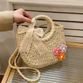 Borsa a tracolla in paglia con fiocco in pizzo bianco e decori floreali crochet - Fiori Piccoli Crema