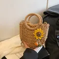 Borsa a mano in paglia intrecciata con manico rotondo e ciondolo a girasole giallo - Zucca Cachi