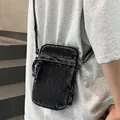 Retro μαύρη denim μίνι τσάντα χιαστί για κινητό με λουράκι ώμου και υφασμένη ετικέτα - Μαύρο