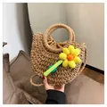 Borsa in paglia intrecciata con ciondolo a girasole e fodera interna per la spiaggia - Cachi con Fiore