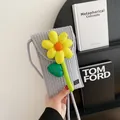 Sac à téléphone tissé gris avec fleur 3D jaune et bandoulière longue, style artisanal - Gris