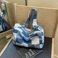 Blaue Patchwork-Jeans-Umhängetasche mit verstellbarem Gurt und Vintage-Panel-Design - Blau