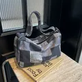 Crossbody-Tasche aus blauem Denim-Patchwork mit breitem Schultergurt und Reißverschluss - Schwarz