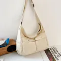 Naturweiße Segeltuch-Umhängetasche mit zwei Vordertaschen und verstellbarem Gurt - Weiß