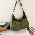 Olivgrüne Canvas Umhängetasche mit zwei Vordertaschen und verstellbarem Schultergurt - Grün