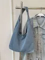 Sac hobo en jean bleu clair avec forme en croissant et bouton de métal chic - Bleu clair