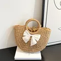 Détail du sac en paille tressée avec nœud en mousseline blanche et doublure à cordon - Moyen / Kaki
