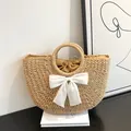 Vue détaillée du sac en paille demi-lune avec nœud blanc et doublure intérieure - Grand / Kaki