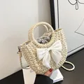 Détail du sac demi-lune en paille avec nœud en satin blanc et doublure à pois pratique - Petit / Blanc Cassé