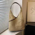 Borsa hobo in paglia francese con manici in pelle marrone e trama a maglia naturale - Marrone