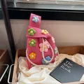 Bolso saco de punto rosa hecho a mano con flores 3D de colores y cadena de perlas - Rosa intenso