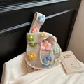 Bolso saco de punto crema con flores 3D coloridas y correa de perlas elegante - Blanco Roto