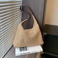 Handgewebte Stroh-Tote-Bag in Hellkhaki mit dunkelbraunem Leder-Schultergurt - Braun