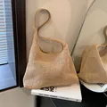 Beige gewebte Stroh-Schultertasche mit Netzstruktur und glattem breitem Riemen für den Sommer - Khaki