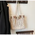 Detalle macro del bolso tote de ganchillo con punto marfil y diseño de margaritas - Beige