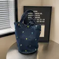 Sac seau en denim bleu foncé avec broderie de tulipes colorées et doubles poignées - Bleu foncé