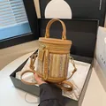 Braune Stroh-Eimertasche mit glattem Lederbesatz und goldenen Doppelreißverschlüssen - Khaki