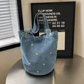 Sac seau en jean avec broderie de tulipes bleues pour un style décontracté - Bleu clair