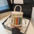 Regenbogen-Zylindertasche in Off-White mit Goldbeschlägen und Tragegriff oben - Weiß