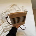 Geflochtene Beuteltasche mit schwarzen Streifen und braunem Lederriemen für den Sommer - Khaki Gemischt Schwarz