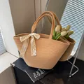 Französische gewebte Korbtasche in Camel mit weißer Spitzenschleife für den Sommerurlaub - Khaki