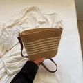 Sommerliche Stroh-Beuteltasche mit dunklen Streifen und braunem Lederriemen für den Strand - Khaki und Weiß