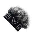 Dettaglio del cappello in maglia con parrucca, ricamo LOVE e capelli finti grigi - Taglia unica / Nero Con Parrucca Grigia