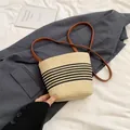 Beigefarbene gewebte Beuteltasche mit schwarzen Streifen und braunem Lederriemen - Weiß mit schwarzen Streifen