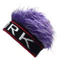 Dettaglio macro del berretto con capelli viola e fascia in maglia nera con scritta URK - Parrucca Viola Fascia Nera