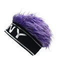 Detalle de gorro con peluca morada, logotipo NY bordado y banda de punto negra - Negro Ny + Morado