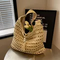 Beigefarbene Boho-Stroh-Schultertasche mit Quasten und Perlen für den Strand - Beige