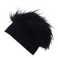 Dettaglio berretto nero in maglia con pompon in ecopelliccia morbida per l'inverno - S (54-56cm) / Nero